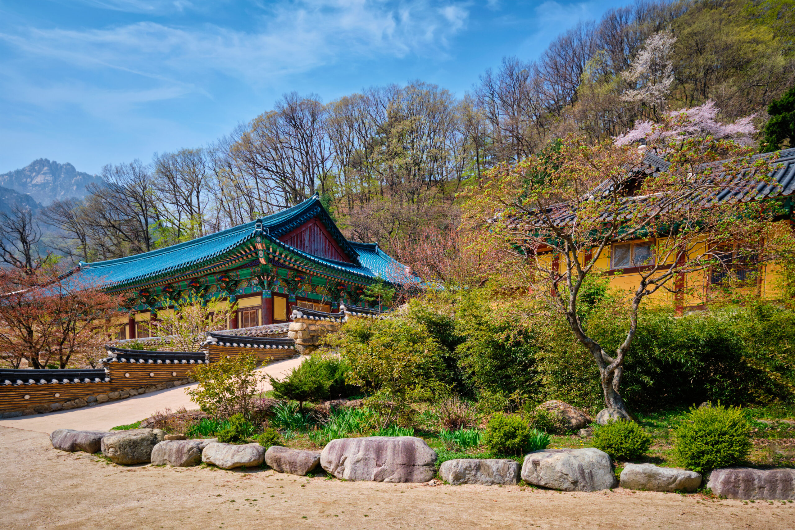 Sinheungsa Buddhist temple in Seoraksan National Park, Seoraksan, South Korea